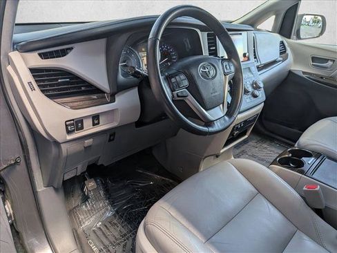 Used 2017 Toyota Sienna XLE FWD image 10