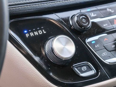 Used 2023 Chrysler Pacifica Touring-L FWD image 22
