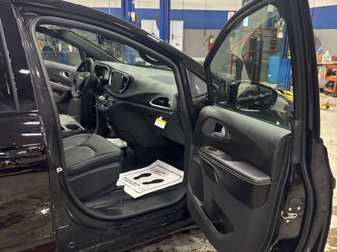 New 2026 Chrysler Pacifica Select image 18