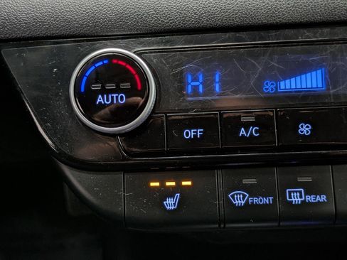 Used 2022 Hyundai Elantra Limited image 34