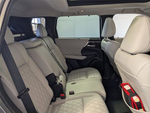 Used 2023 Mitsubishi Outlander SEL image 24