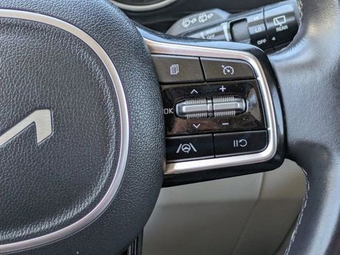 Used 2023 Kia Carnival LX FWD image 21