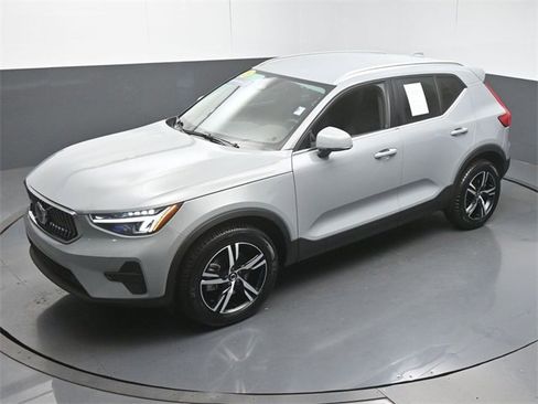 Used 2025 Volvo XC40 B5 Core image 45