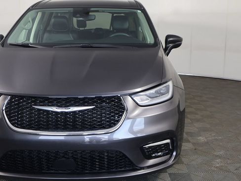 Used 2023 Chrysler Pacifica Touring-L FWD image 14