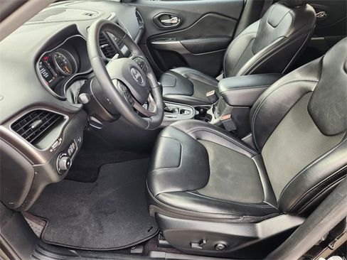 Used 2019 Jeep Cherokee Latitude Plus w/ Comfort/Convenience Group image 13