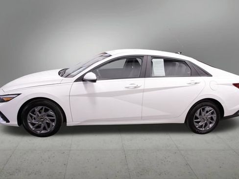 Used 2024 Hyundai Elantra SEL image 2