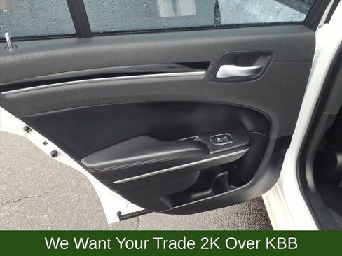 Used 2023 Chrysler 300 Touring L image 13
