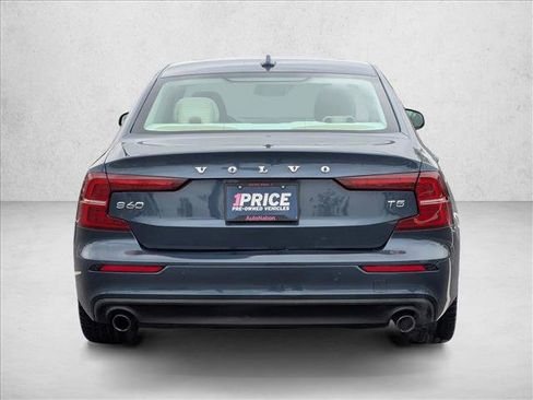 Used 2020 Volvo S60 T5 Momentum image 7