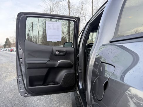 Used 2021 Toyota Tacoma TRD Sport image 28