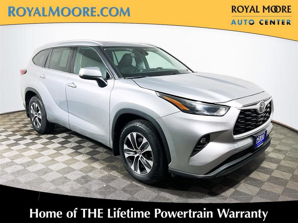 Used 2022 Toyota Highlander XLE AWD/4WD image 1