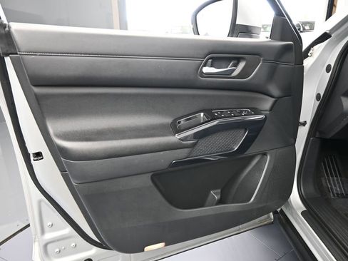 Used 2022 Nissan Pathfinder SV w/ SV Premium Package image 17