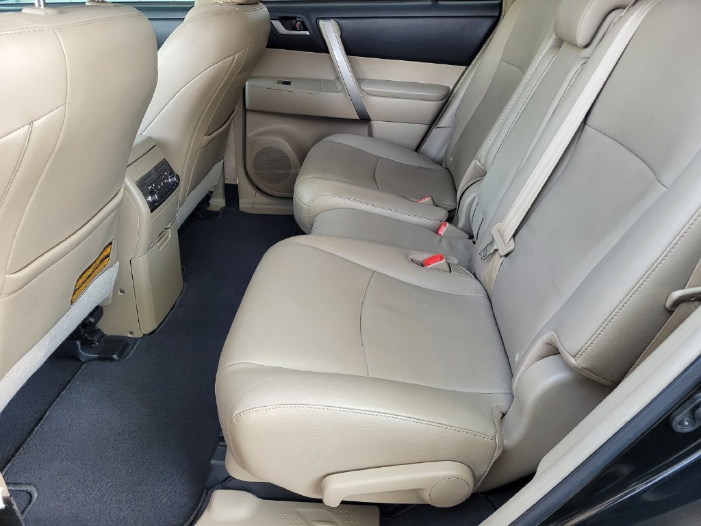 Used 2012 Toyota Highlander SE FWD image 8