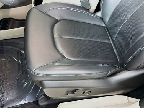 Used 2024 Chrysler Pacifica Touring-L AWD/4WD image 18