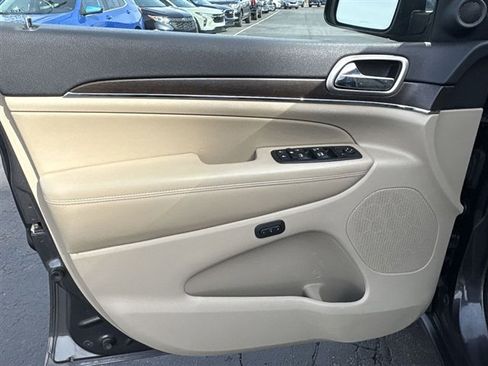 Used 2017 Jeep Grand Cherokee Limited image 21