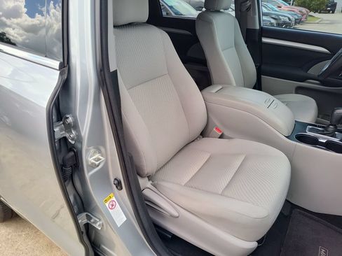 Used 2018 Toyota Highlander LE FWD image 29