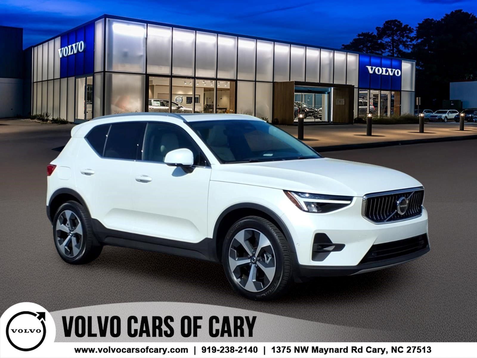 Used 2024 Volvo XC40 B5 Plus AWD/4WD image 1