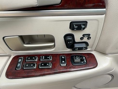 Used 2004 Lincoln Town Car Ultimate RWD image 13