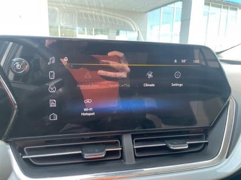 Used 2025 Chevrolet Trax LT w/ LT Convenience Package image 12