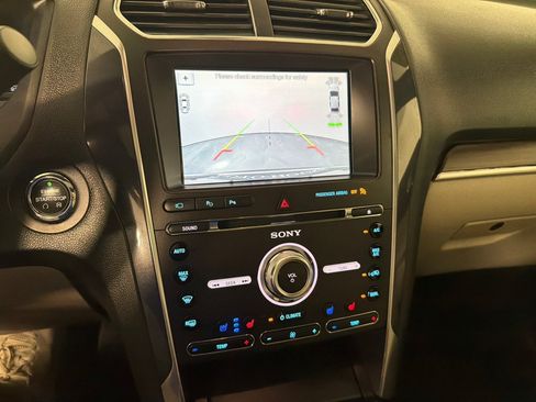 Used 2018 Ford Explorer Limited w/ Equipment Group 301A FWD image 17