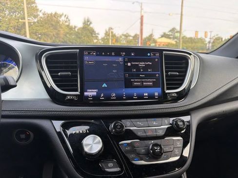 Used 2025 Chrysler Pacifica Limited FWD image 14