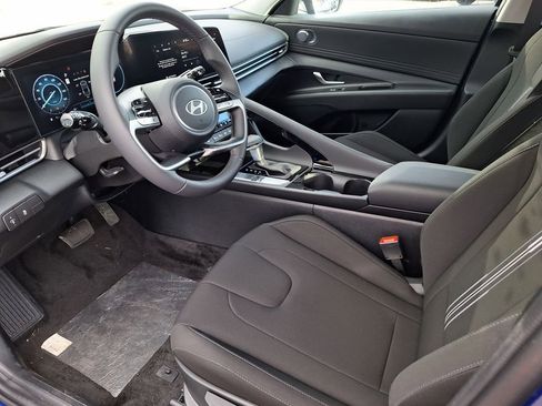 Used 2024 Hyundai Elantra SEL w/ Convenience Package image 10