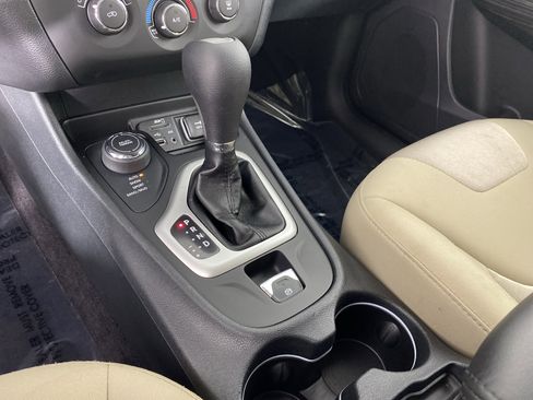 Used 2016 Jeep Cherokee Sport AWD/4WD image 26