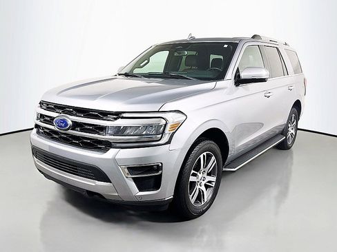 Used 2023 Ford Expedition Limited image 3