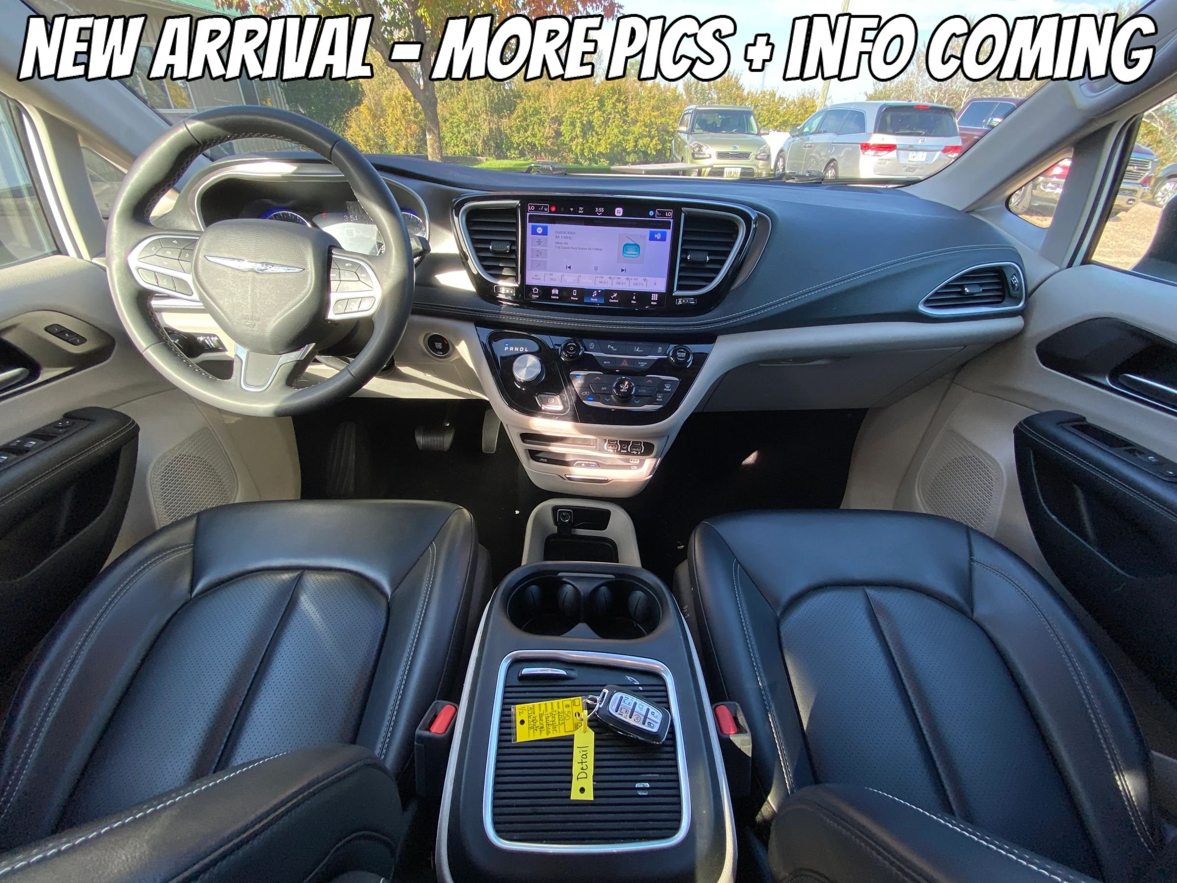Used 2023 Chrysler Pacifica Touring-L w/ Uconnect Theater Family Group AWD/4WD image 4