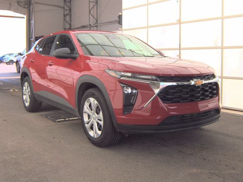 Used 2026 Chevrolet Trax LS FWD image 2