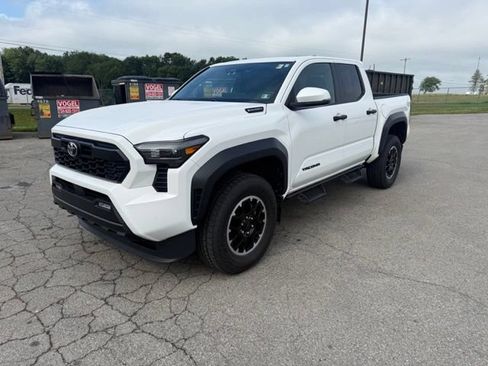 Used 2024 Toyota Tacoma TRD Off-Road w/ TRD Off Road Upgrade Package AWD/4WD image 3