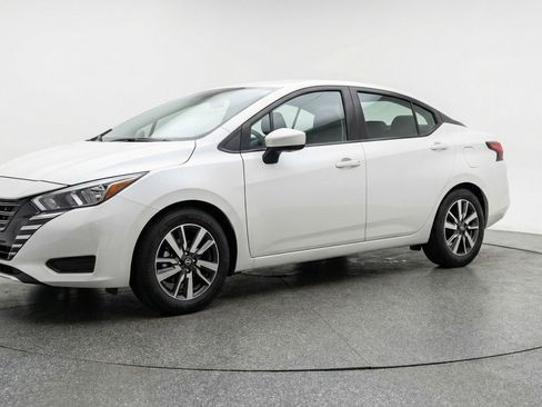 Used 2025 Nissan Versa SV image 3