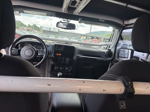 Used 2015 Jeep Wrangler Unlimited Sahara w/ Dual Top Group AWD/4WD image 13