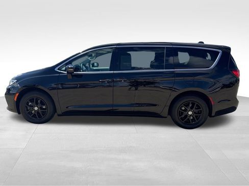 Used 2024 Chrysler Pacifica Touring-L FWD image 2
