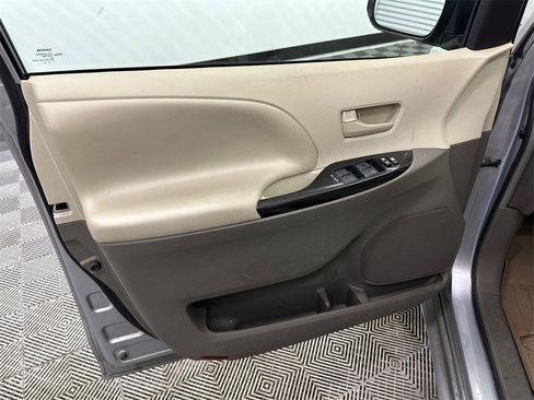 Used 2011 Toyota Sienna LE image 11