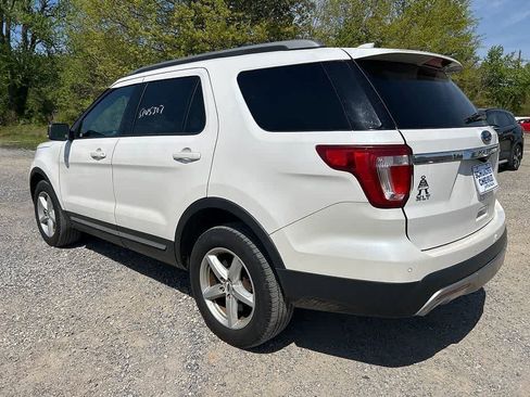 Used 2017 Ford Explorer XLT w/ Equipment Group 202A AWD/4WD image 6