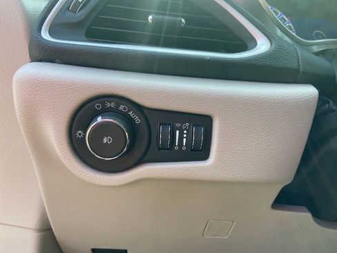 Used 2022 Chrysler Pacifica Touring-L w/ Uconnect Theater Family Group FWD image 18