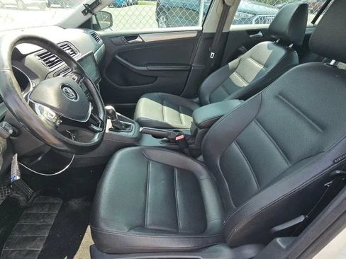 Used 2017 Volkswagen Jetta SE FWD image 5