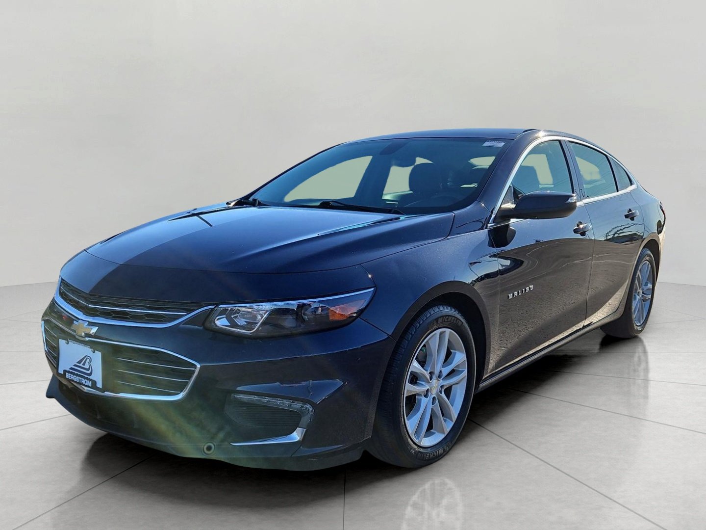 Used 2017 Chevrolet Malibu LT FWD image 4