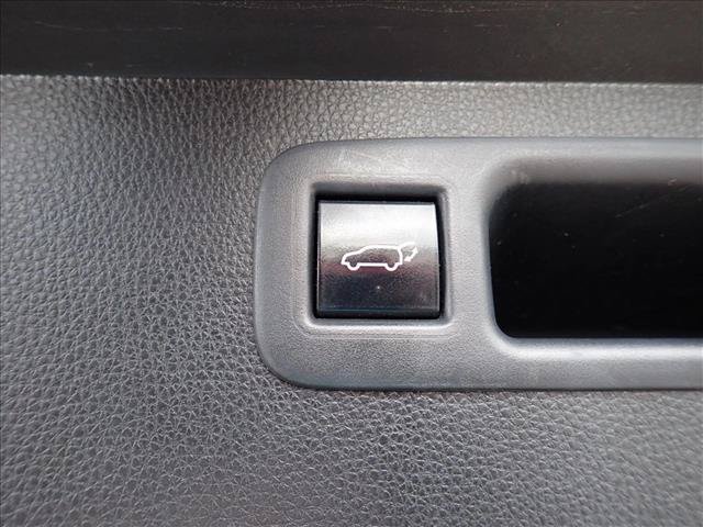 Used 2022 Toyota Highlander LE AWD/4WD image 9