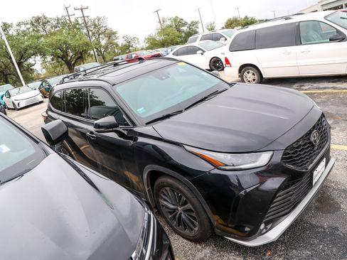 Used 2025 Toyota Highlander XSE AWD/4WD image 7