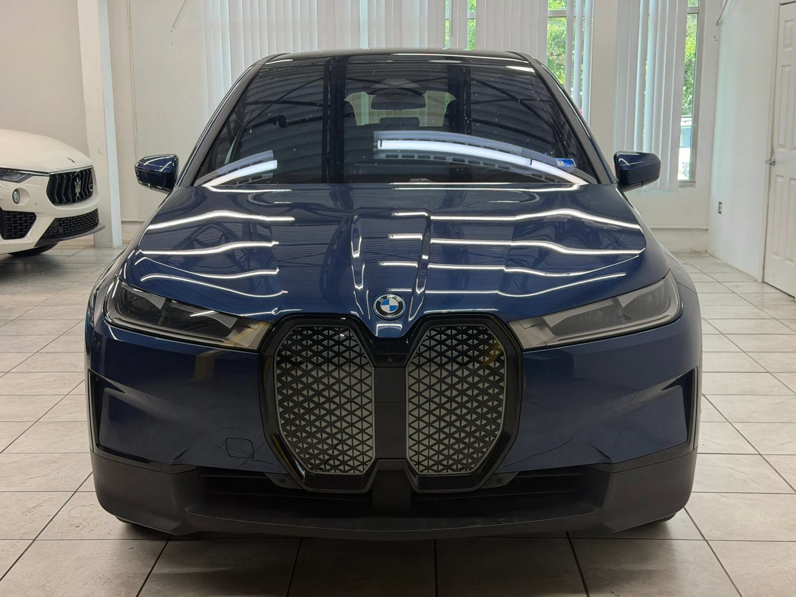 Used 2022 BMW iX xDrive50 w/ Convenience Package AWD/4WD image 2