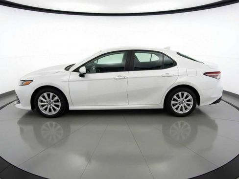 Used 2020 Toyota Camry LE image 3