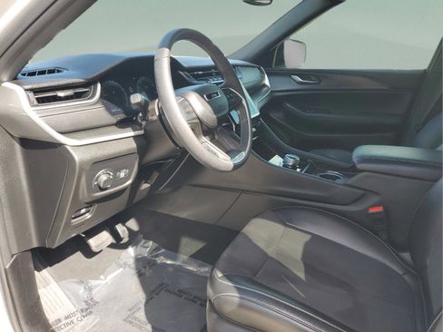 Certified 2024 Jeep Grand Cherokee Altitude image 19