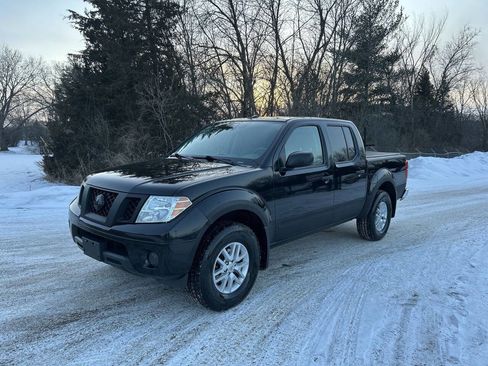 Used 2017 Nissan Frontier SV image 2