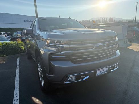 Used 2021 Chevrolet Silverado 1500 High Country w/ Technology Package AWD/4WD image 2