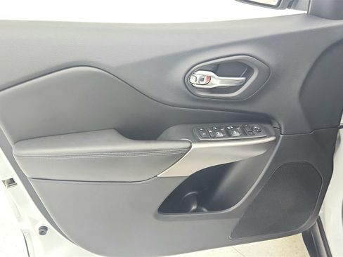 Used 2019 Jeep Cherokee Latitude w/ Popular Appearance Group image 23