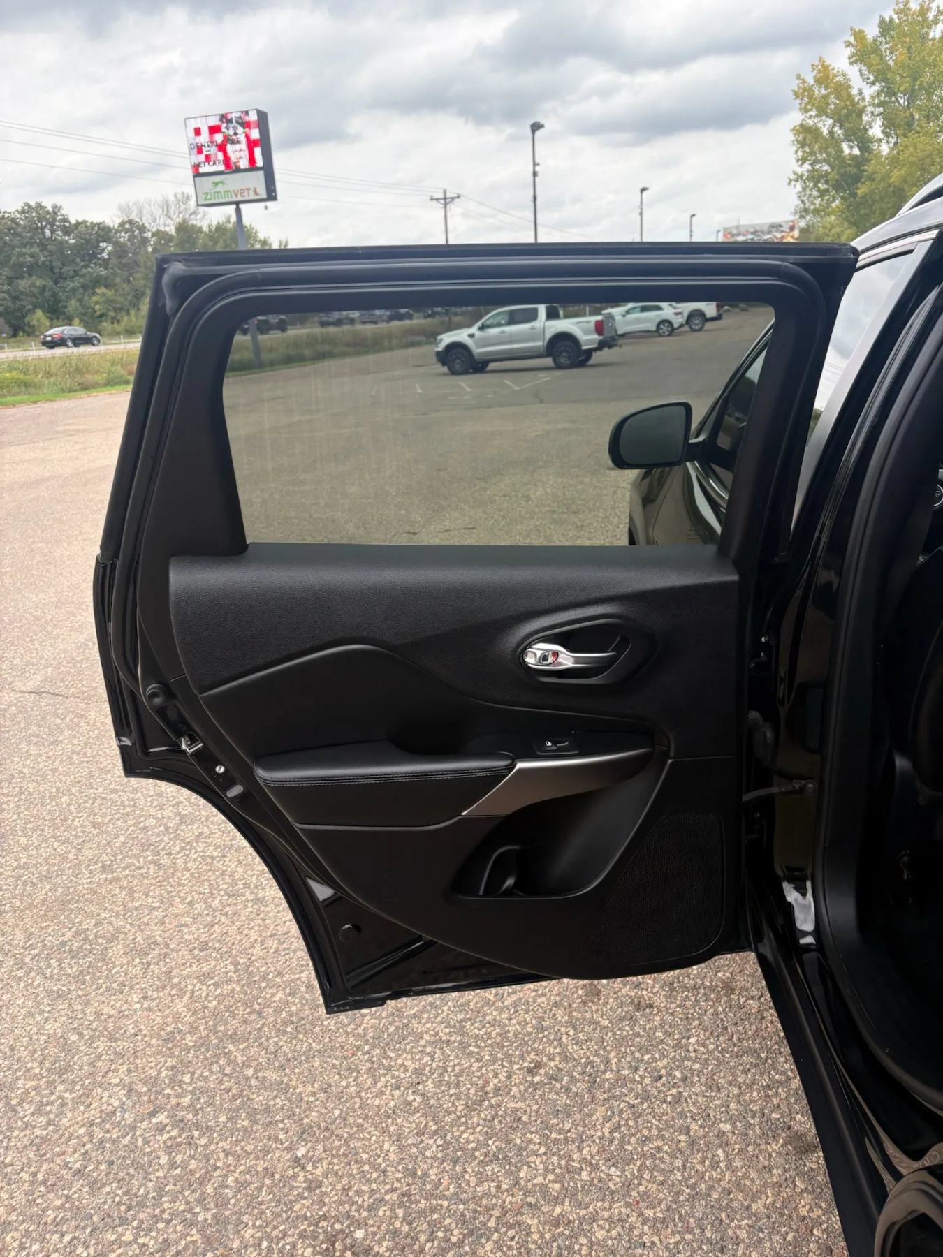 Used 2019 Jeep Cherokee Latitude Plus AWD/4WD image 41