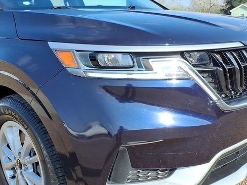 Used 2023 Kia Carnival LX image 8