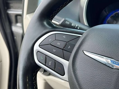 Used 2021 Chrysler Pacifica Touring-L FWD image 15