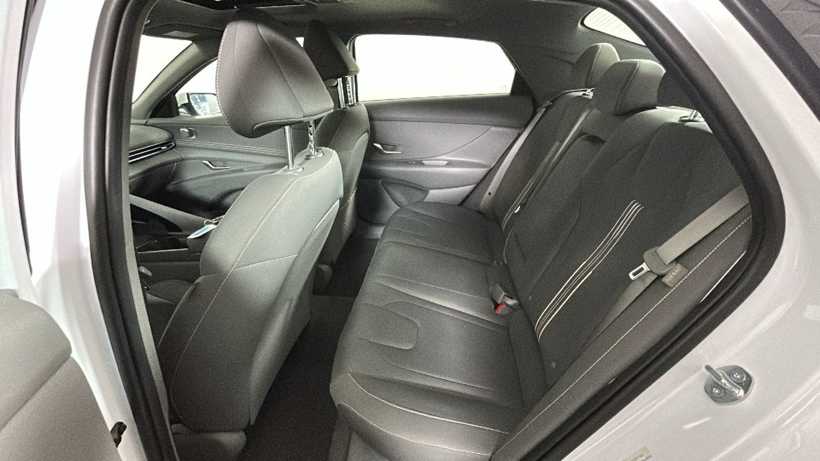 Used 2025 Hyundai Elantra SEL FWD image 31